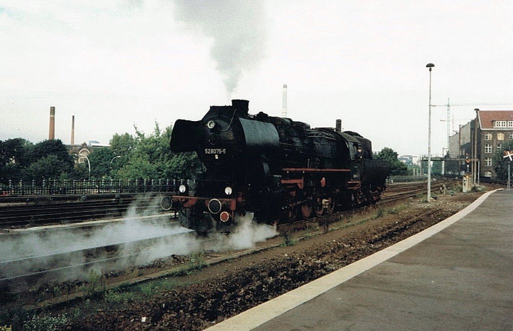 52 8075-5 in Berlin Hauptbahnhof (now Ostbahnhof).
27.08.1984