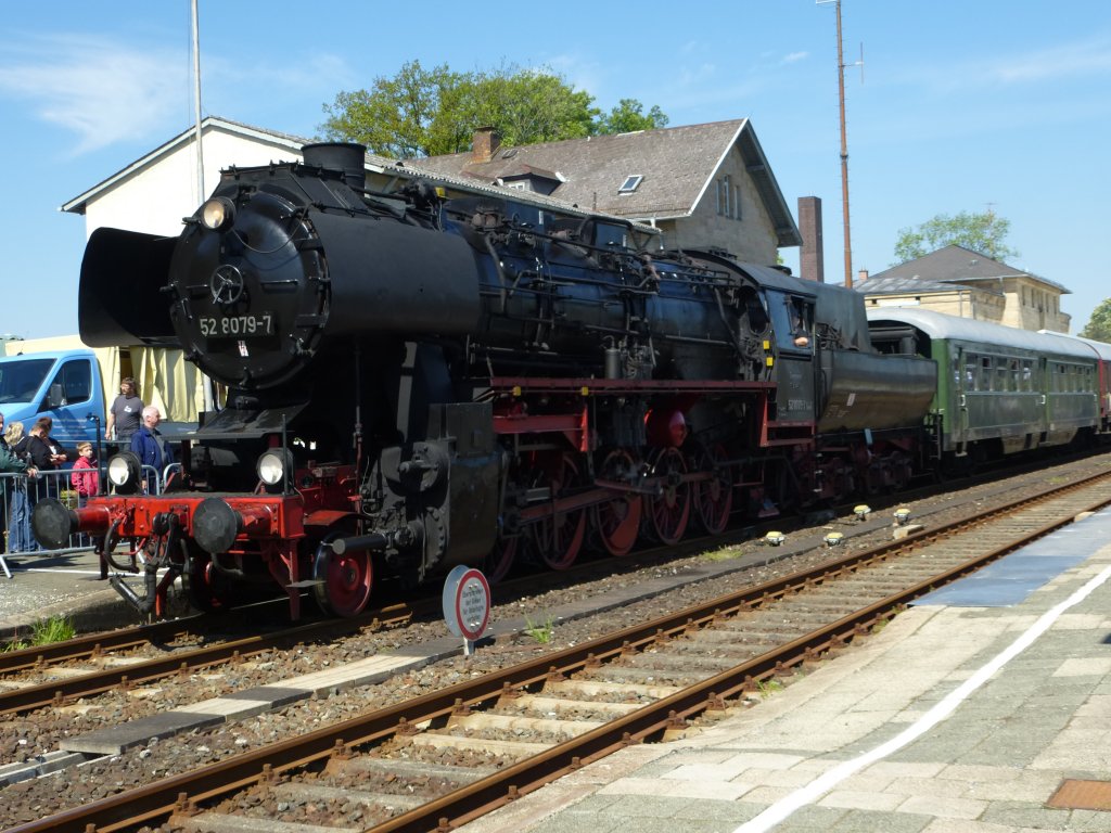 52 8079-7 is standing in Neuenmarkt-Wirsberg on May 19th 2013.