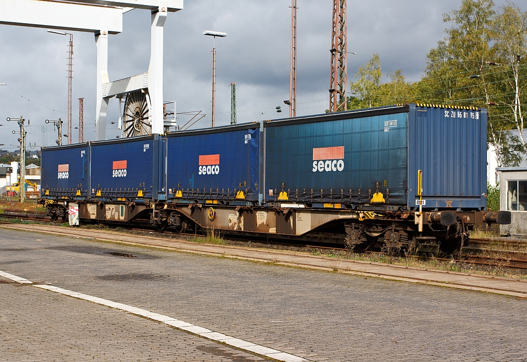 6-axle container car  Sggmrs 104 (No. 33 68 495 3983 6), the AAE Cargo AG (CH), set in Germany. Here on 10/08/2011 parked in Kreuztal.