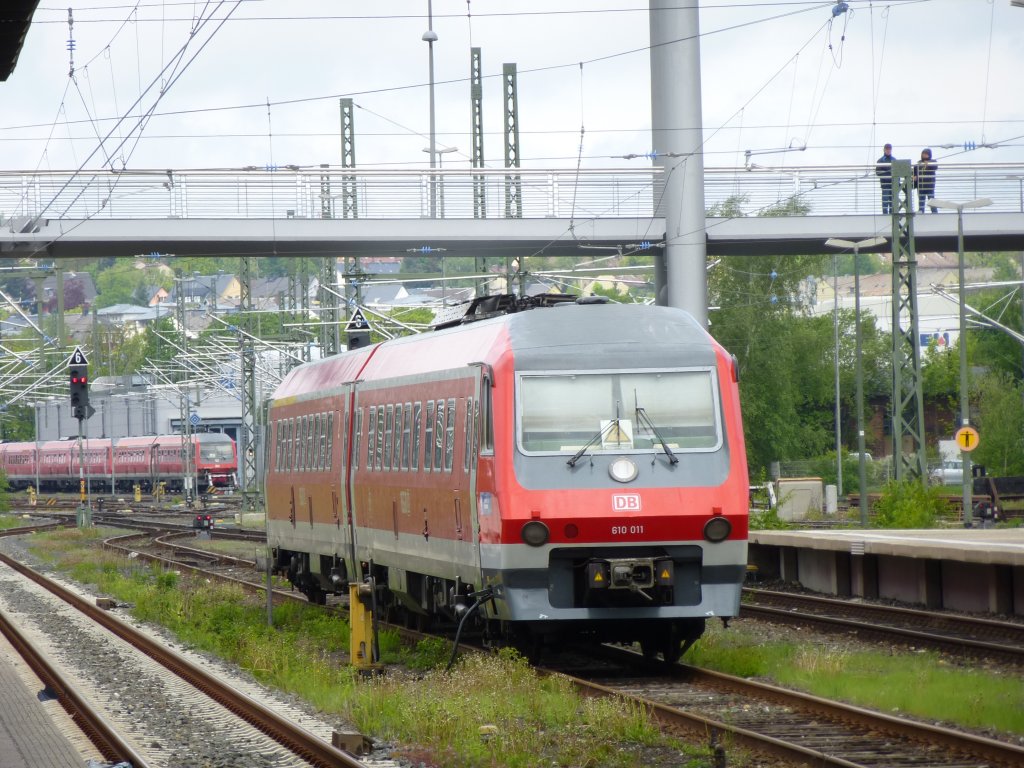 610 011 is standing in Hof main station on May 18th 2013.