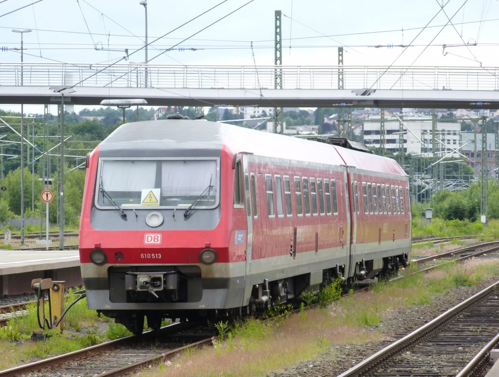 610 513 is standing on June 26th 2013 in Hof main station.