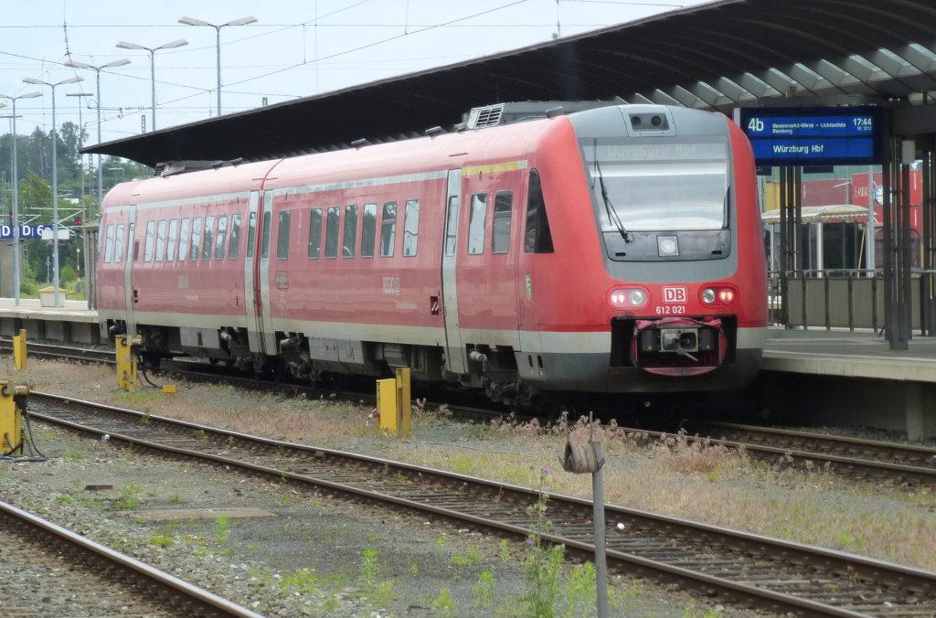 612 021 is standing with a regional train to Wrzburg main station in Hof main station, June 26th 2013.