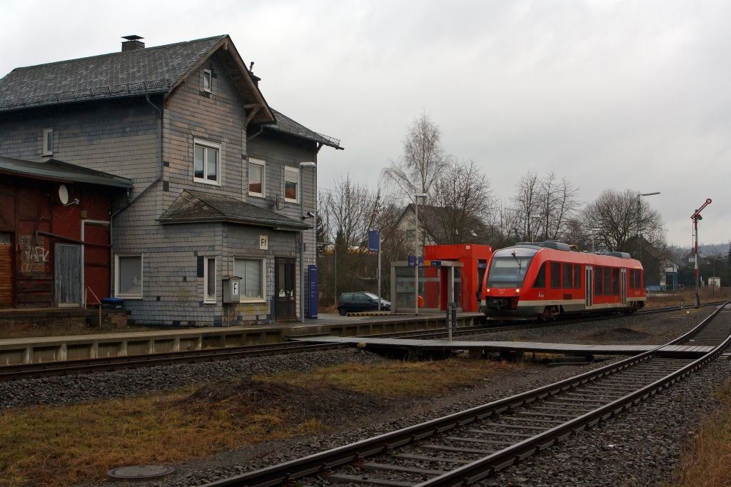 640 015 (LINT 27) comes from Bad Berleburg and travels here on 14.01.2012 into the station Kreutztal-Ferndorf.