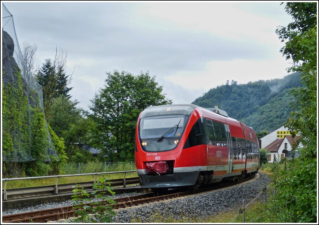 643 039 is running through Kreuzberg (Ahr) on July 28th, 2012.