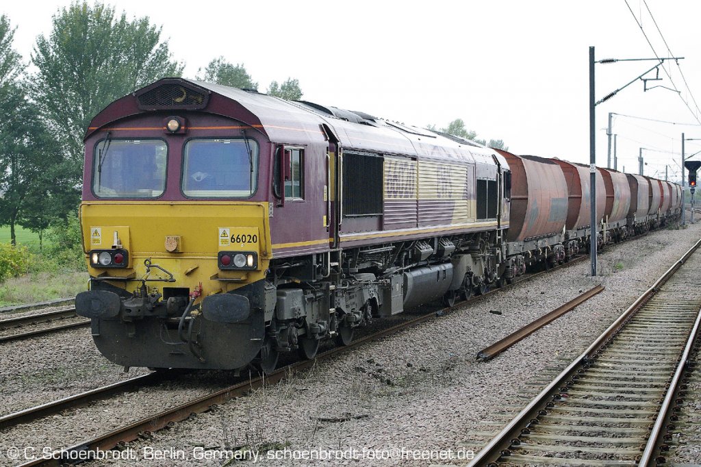 66020 still in it's EWS colours, passing Ely northbound with an aggregates train.
4th of October 2010