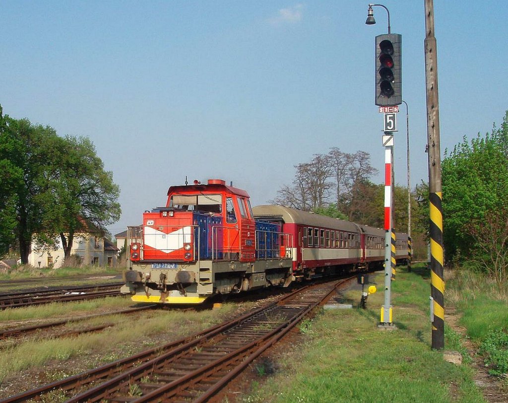 714 229 arrives at station Zlonice in 2012:04:30