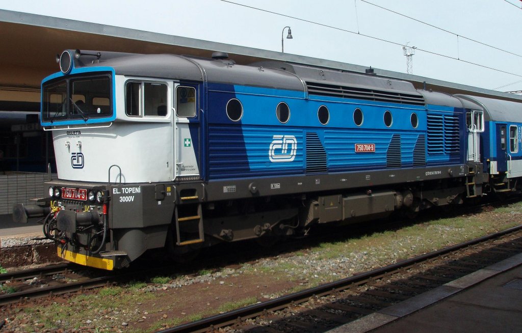 760 794-9 on the 19th of March, 2012 on the Railway station Praha Smichov.