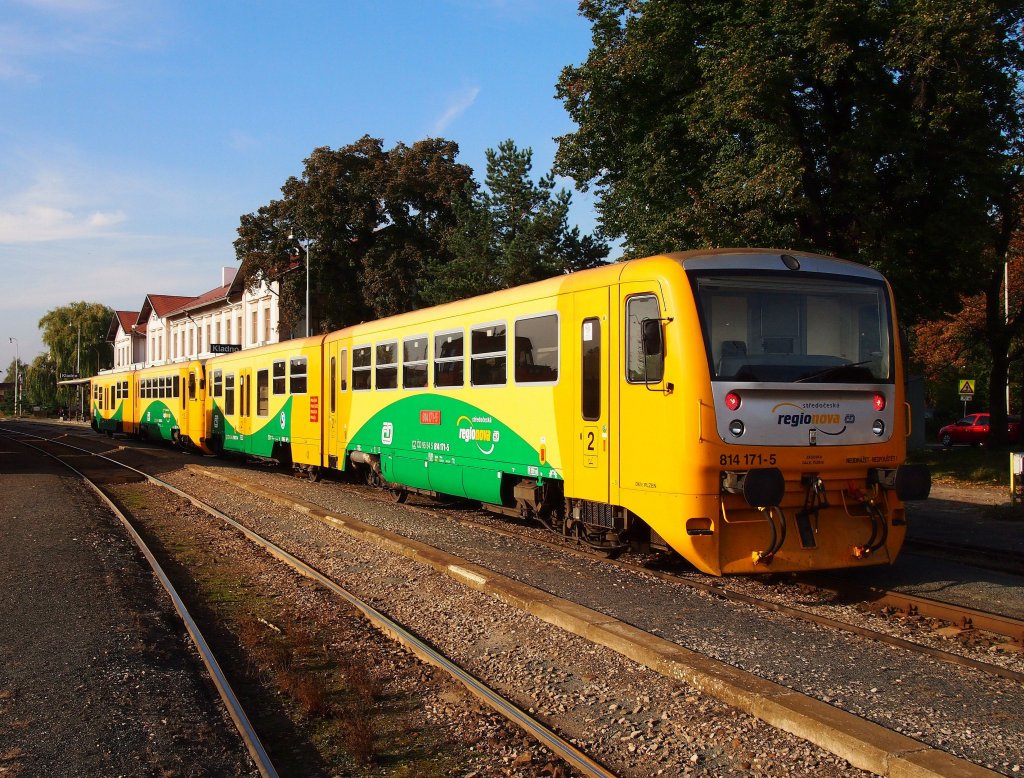 814 171-5 at the railway station Kladno in 2012:10:18
