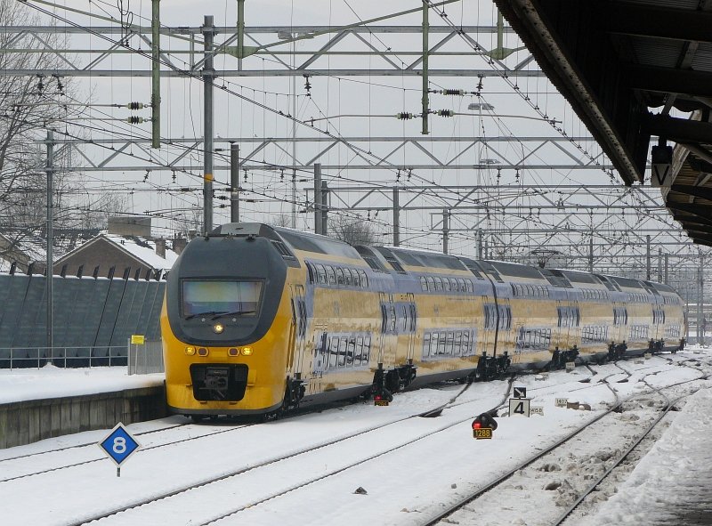 8645 entering Utrecht CS as a local train from Amsterdam 22-12-2009.