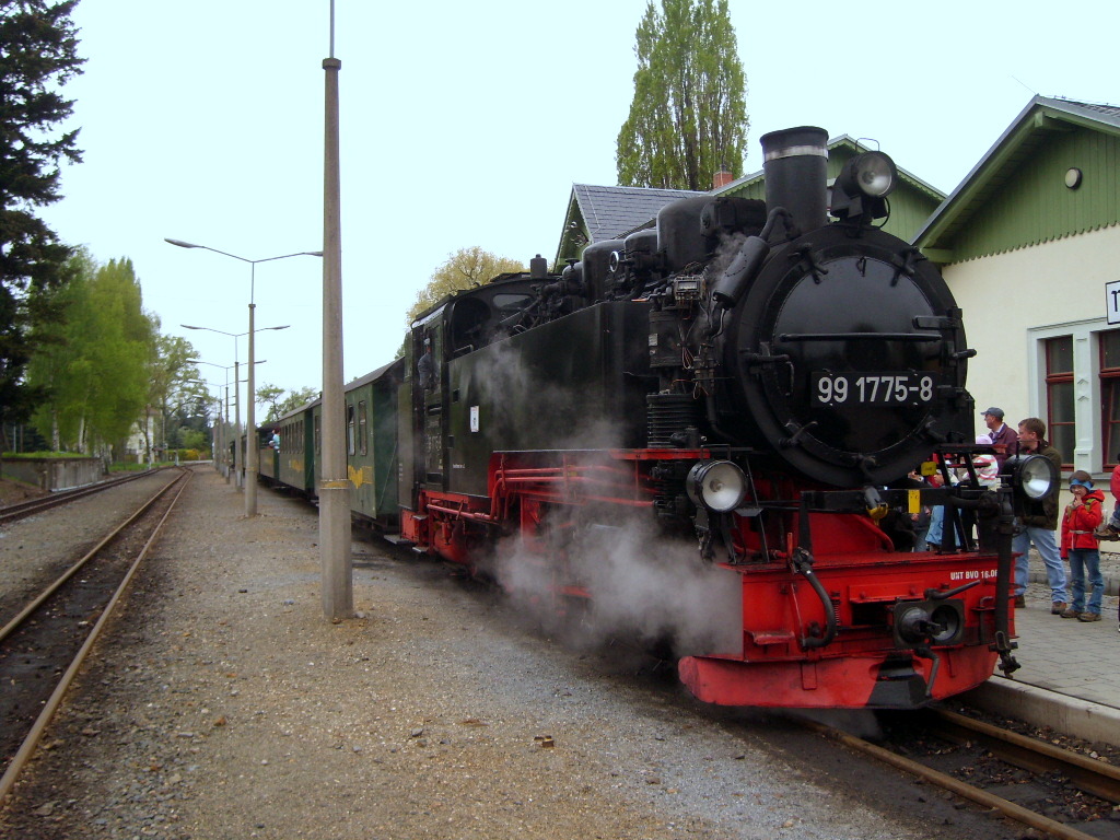 99 1775-8 of the Lssnitzgrundbahn in Saxony , Horse Power 650 , 750 mm gauge , manufactured by LKM Babelsberg in 1935.
Receiving station in Moritzburg on 5/2/2010