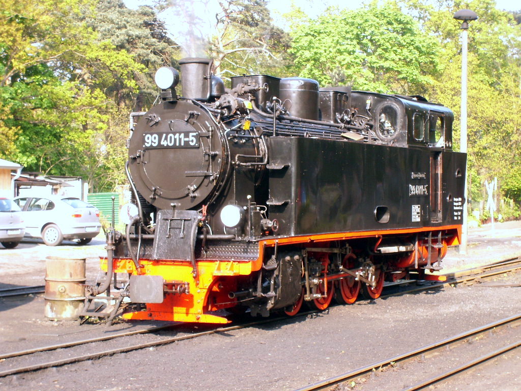 99 4011-5 , formerly Mansfeld mining engine No. 7 , today on the island of Rgen in use , built in 1931 , manufacturers O+K Drewitz , gauge 750 mm , power 600 hp.
Picture taken 28/5/2010 , the station Putbus / Rgen