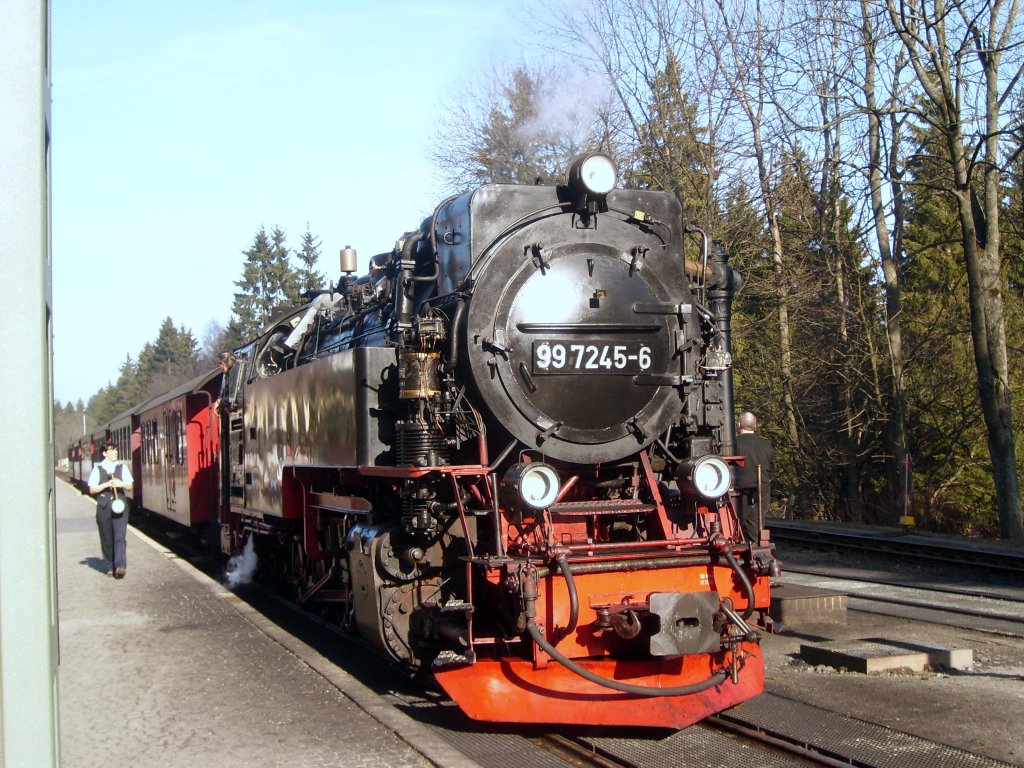 99 7245-6 of the Harz narrow gouge railways in Saxony-Anhalt.
Built in 1953 , 1000 mm gauge , on 16/3/2012 at Drei Annen Hohne Station to go , up to the Brocken. With its 700 hp it will take about 50 minutes to climb to the 1125 m high mountain peaks.