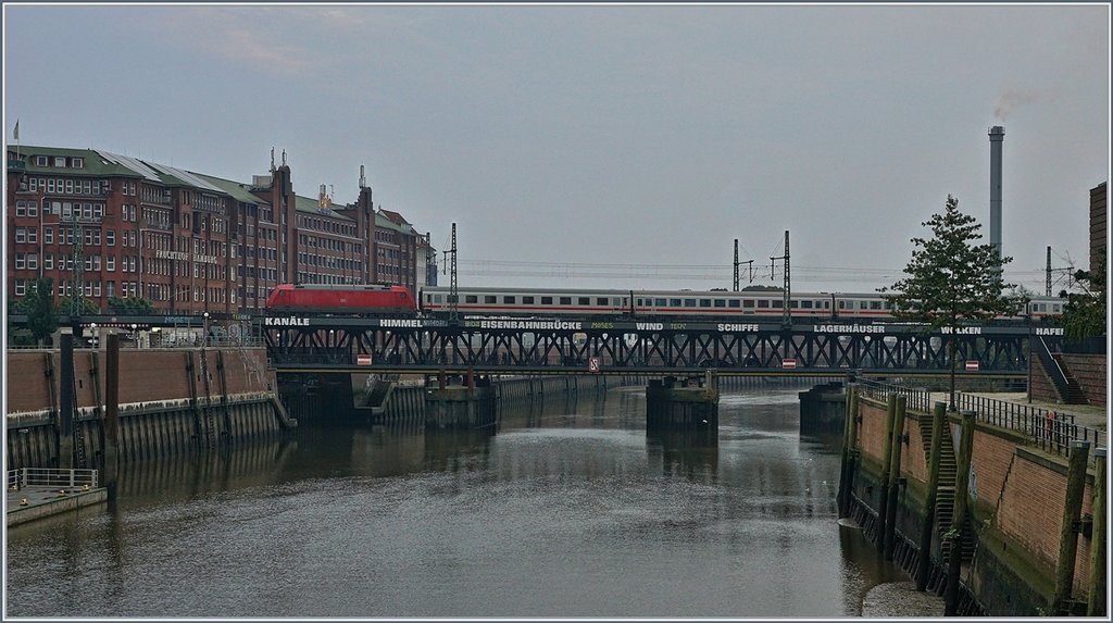 A 101 wiht a InterCity Service by The Deichallentoren in Hamburg.
30.09.2017