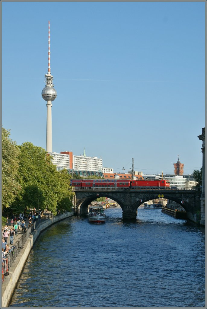 A 143 with a RE between Alexanderplatz and Friedrichstrae. 
16.09.2012