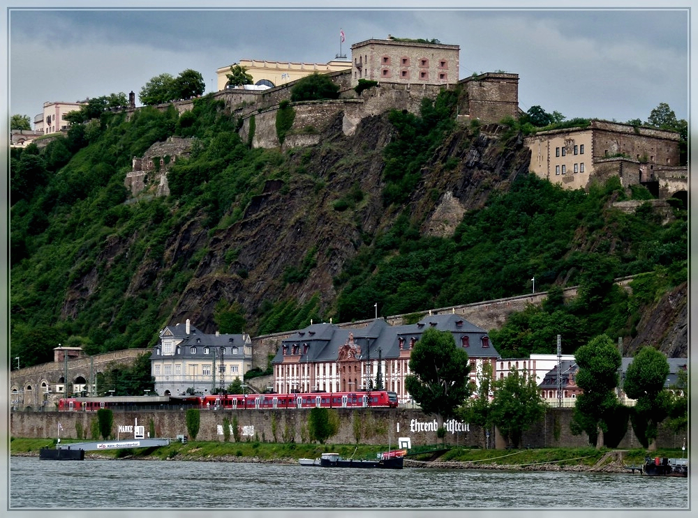 A 425 double unit is going to leave the station Koblenz-Ehrenbreitstein on June 23rd, 2011