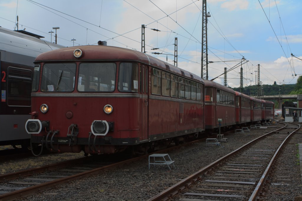 A 5-coupled-Uerdinger railbus the  Oberhessischen Eisenbahnfreunde  (Railway fans) in the stands at 15/05/2011 Sdwestflische Railway Museum in Siegen. It has promoted a tour group of railway enthusiasts from Westerburg/Westerwald (Germany).