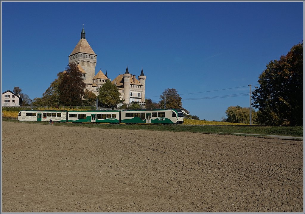 A BAM local train by the Castle of Vufflens.
17.10.2017