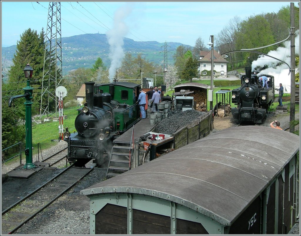 A big day by the B-C: The Mai-Steam-Festival. On the left: the ex Rhb G 3/3 N° 1, on the right: the G 2x 2/2 N° 105 at the Chaulin station.
 
03.05.2008