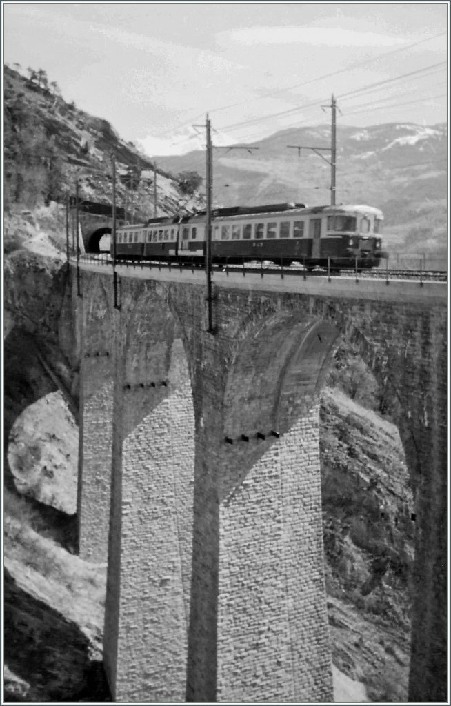 A BLS ABDe 4/8 with Bt on the Luegelkinn Viaduct. 
Spring 1996.