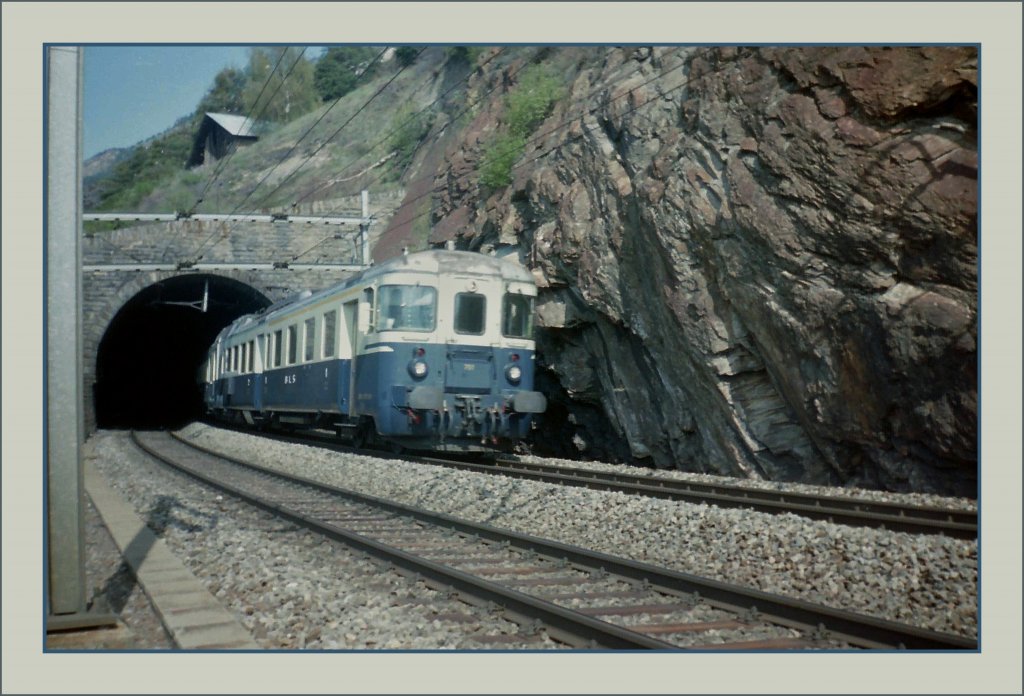 A BLS local train on the Sout Rampe by Ausserberg.
Spring 1993