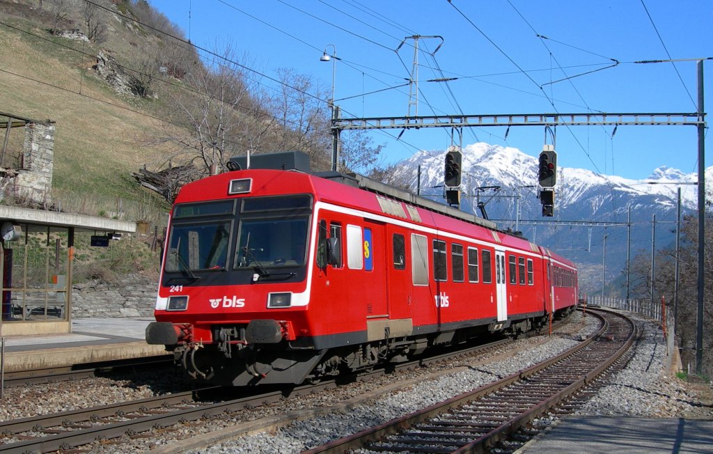 A BLS local train to Brig stops in Lalden.
16.03.2007