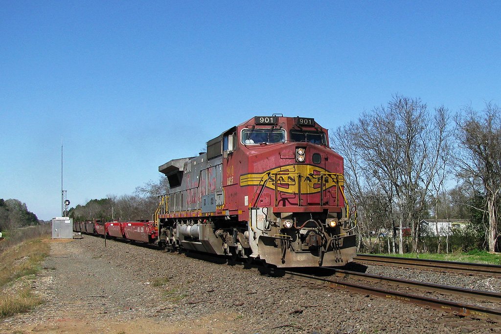 A BNSF Dash 9 with the number 901 pulls an empty container train. The image was made in Sealy (Texas) on 13.02.2008. The engine is still wearing the old “Santa Fe” painting, which is sadly in a poor condition.