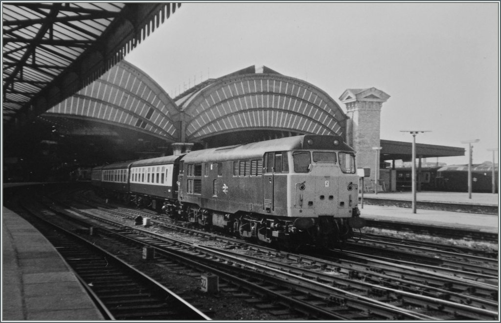 A British Rail (BR) Class 31 diesel locomotive with his train is leaving York Station. 
20.06.1984