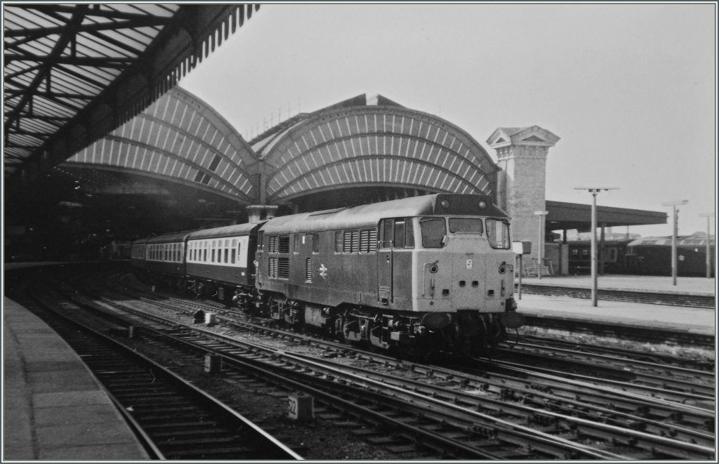 A British Rail (BR) Class 31 diesel locomotive with his train is leaving York Station. 
20.06.1984