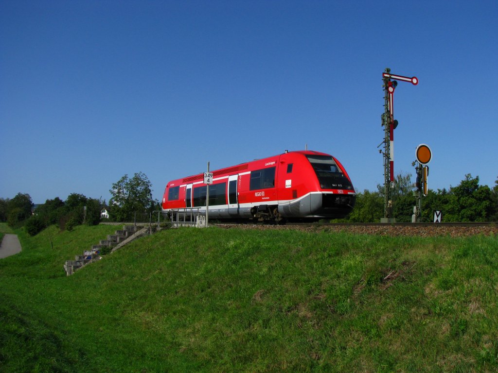 A class 641 train to Schaffhausen is passing the signal of the Wilchingen-Hallau station. (September 2009)