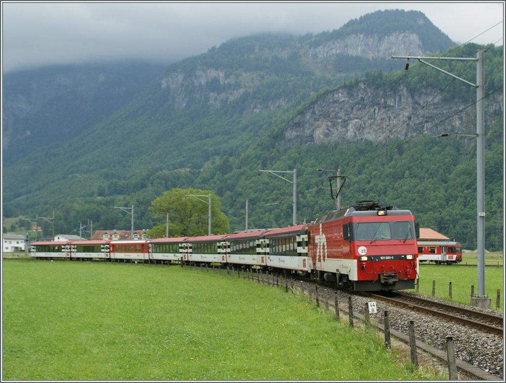 A  Classic  Brnig fast-train is leaving Meiringen to Luzern.
01.06.2012