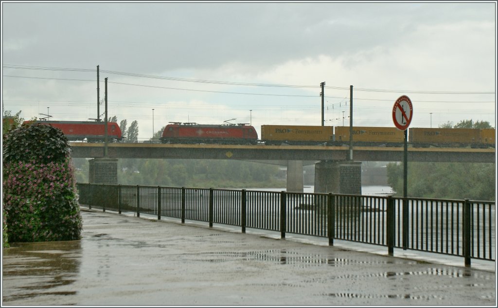 A Crossrail 185 on the Mosel Bridge in Kolbenz.
24.09.2012