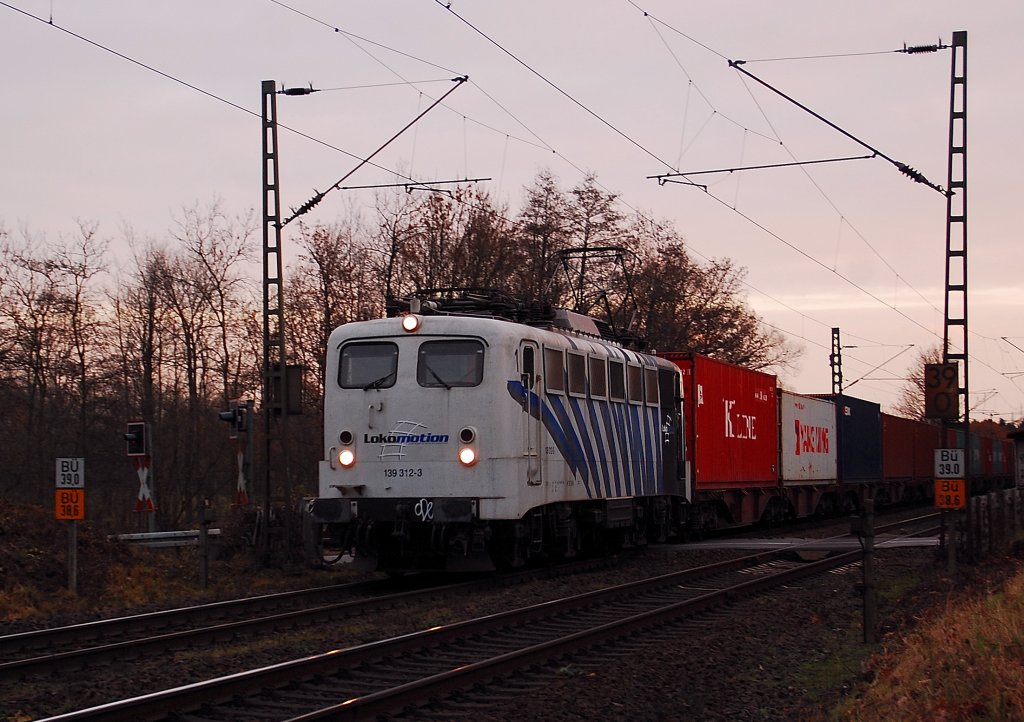 A curiosum, an Class 139 mountenierlocomotiv in the lower rhine aeria. It was constructed specialie for the duty in the black forrest mountains, it got an elektrical break. We'll see it here short while after it's start in Neuss. 2011/11/26th