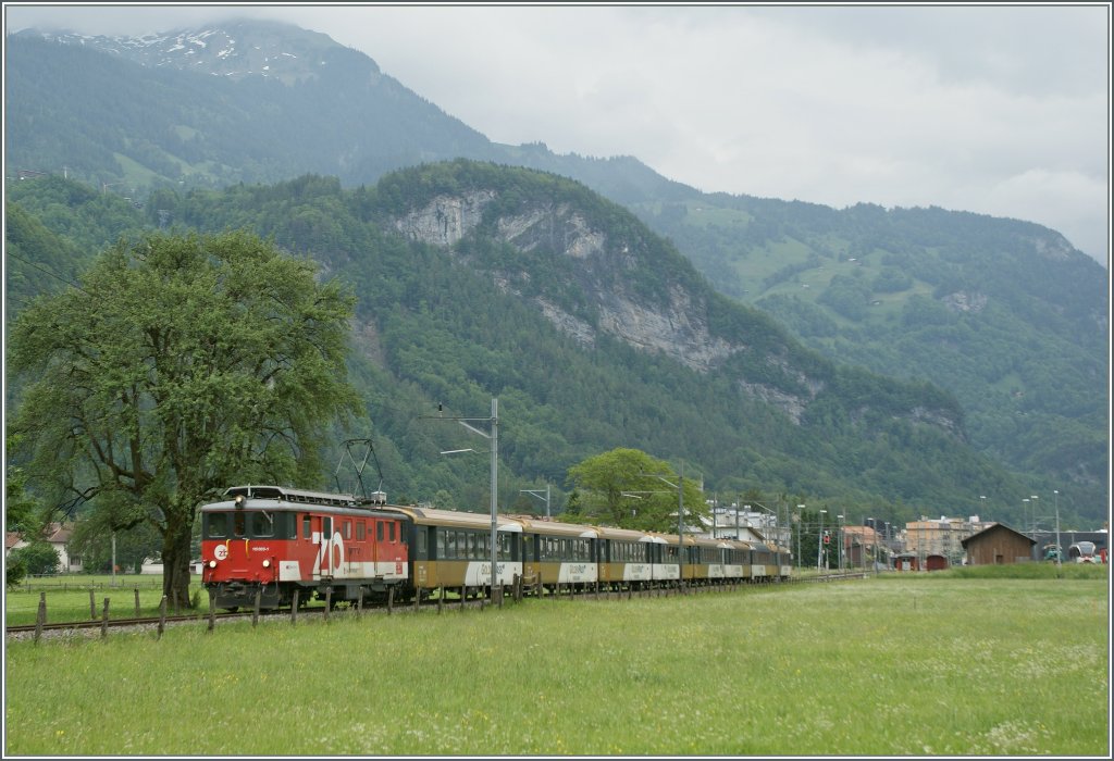 A De 110 003-1 with an GoldenPass IR by Meiringen.01.06.2012