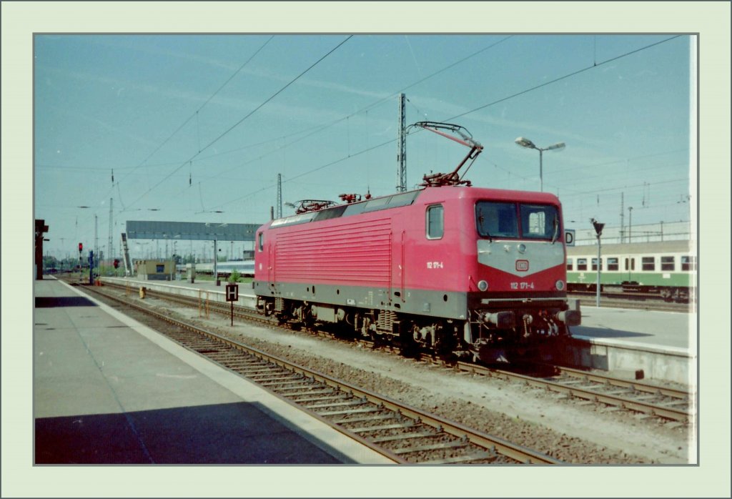 A  Deutsche Bundesbahn  112 171-4 in Berlin Lichtenberge.
(early Summer 1994/scanned negativ)

