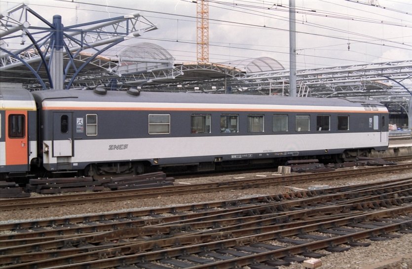 A dinningcar in Corail colours. Brussel-Zuid summer 1994.