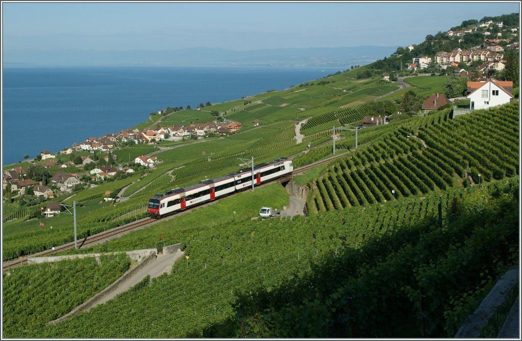 A  Domino  RBe 560 wiht Bt on the way to Vevey in the vineyards by Chexbres. 
10.07.2012
