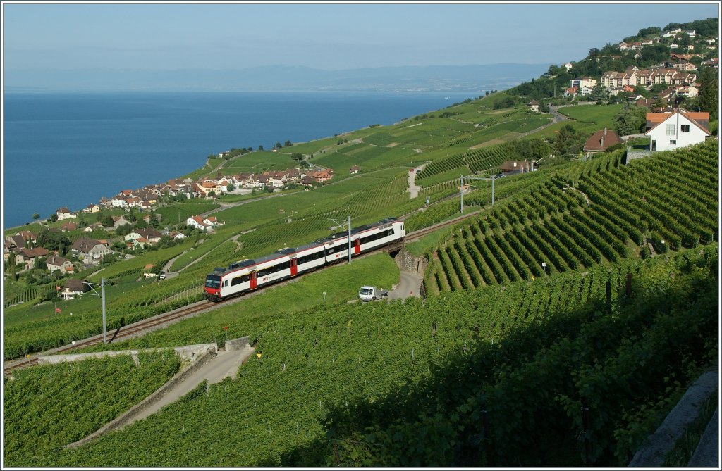 A  Domino  RBe 560 wiht Bt on the way to Vevey in the vineyards by Chexbres. 
10.07.2012