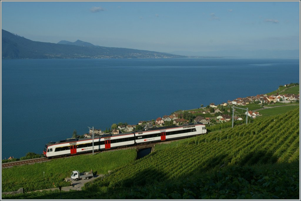 A  Domino  RBe 560 wiht Bt on the way to Vevey in the vineyards by Chexbres. 
10.07.2012