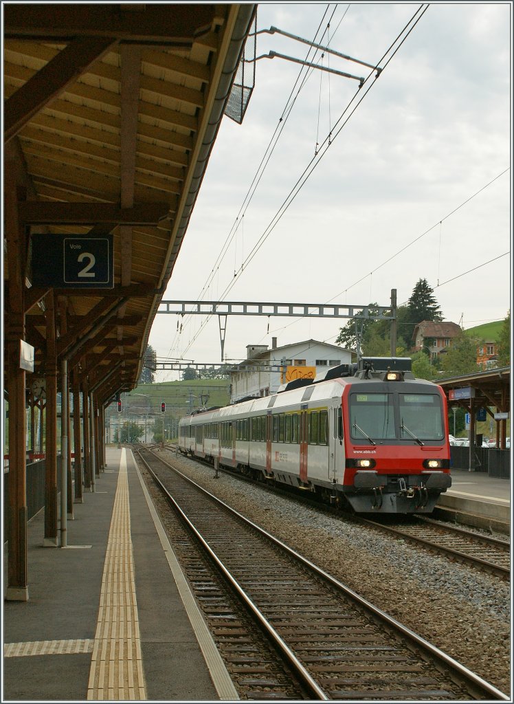 A  DOMONO to Payerne is arriving at Puidoux Chexbres.
 