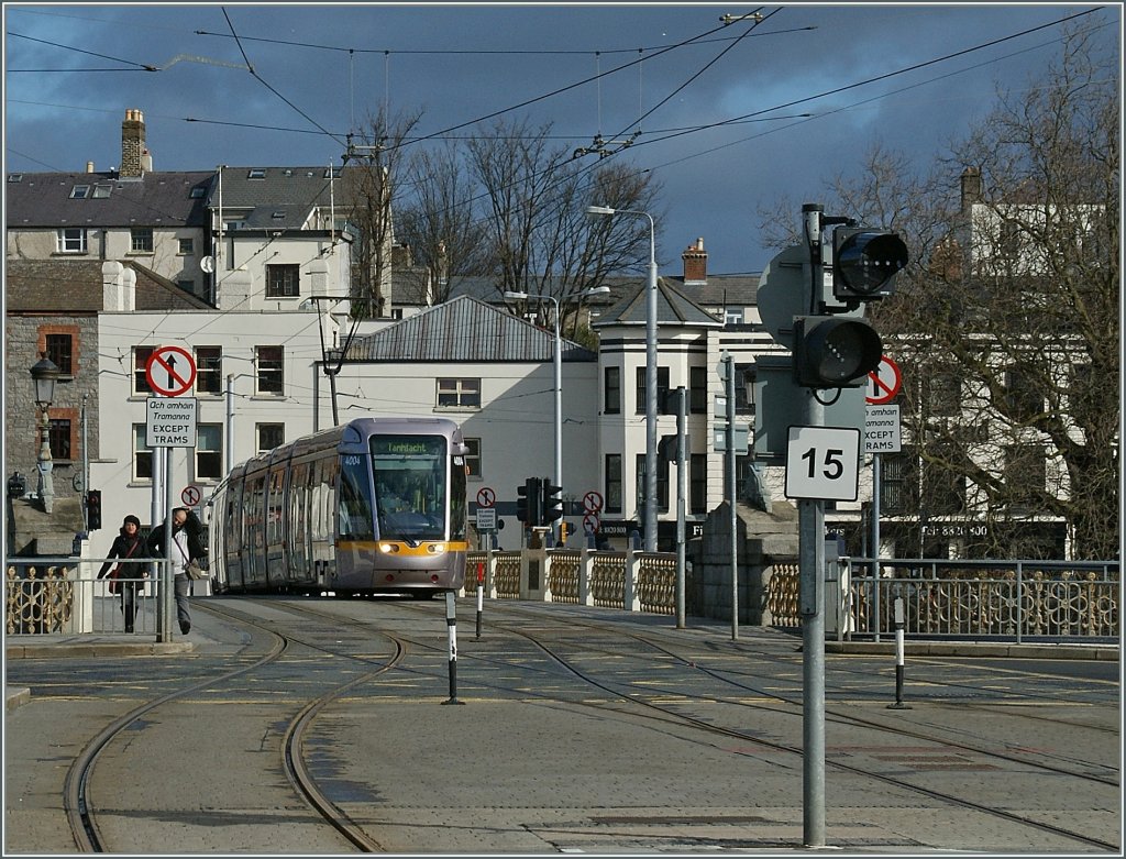 A Dublin Luas Tram is approaching the Heuston Station.
14.04.2013