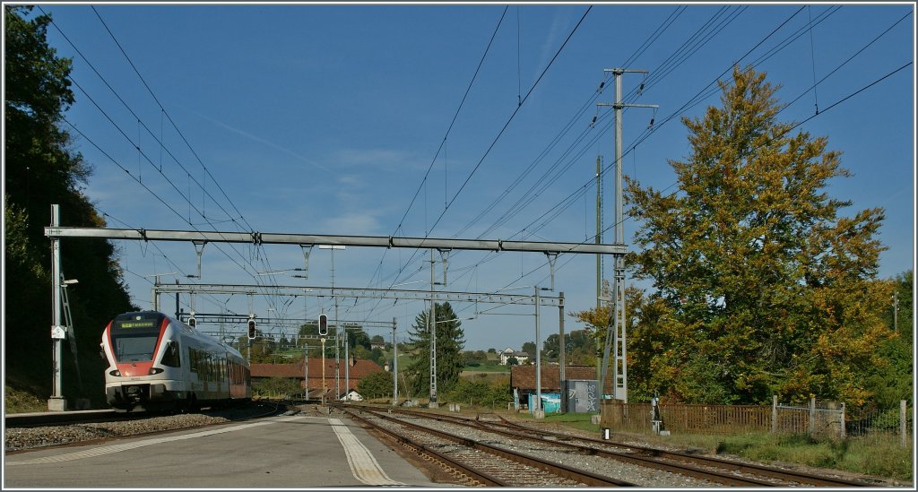 A Flirt on the way to Palèzieux is leaving Puidoux-Chexbres.
05.10.2012