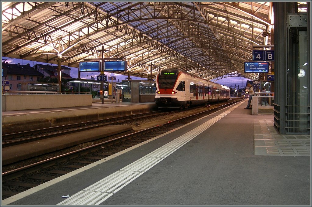 A Flirt in the nice hall of the Lausanne station in evening.
12.08.2011