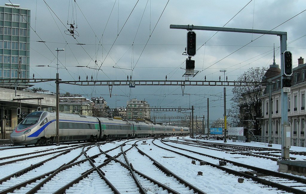 A FS ETR 610 is leaving from Lausanne to Milan.
06.01.2010
