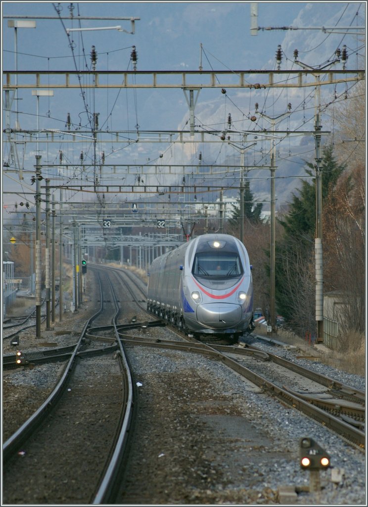 A FS/TI ETR 610 from Geneva to Venice is approaching Sion.
14.02.2011