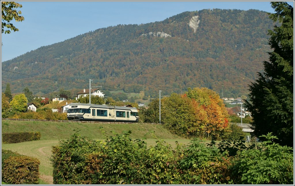 A Goldenpass GTW by the Chteeu d'Hauteville Station. 
18.16.2011 