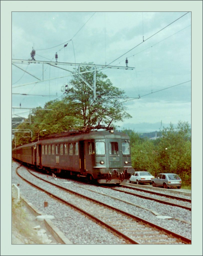 A green RBe 4/4 with a local train from Laupen is arriving at the Flamatt Station.
(Summer 1987/Scanned negative)