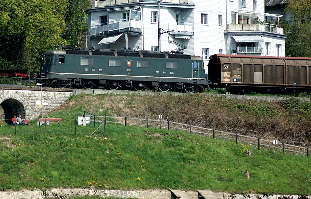 a green SBB Re 6/6 by Neuhausen. 
14.04.2009