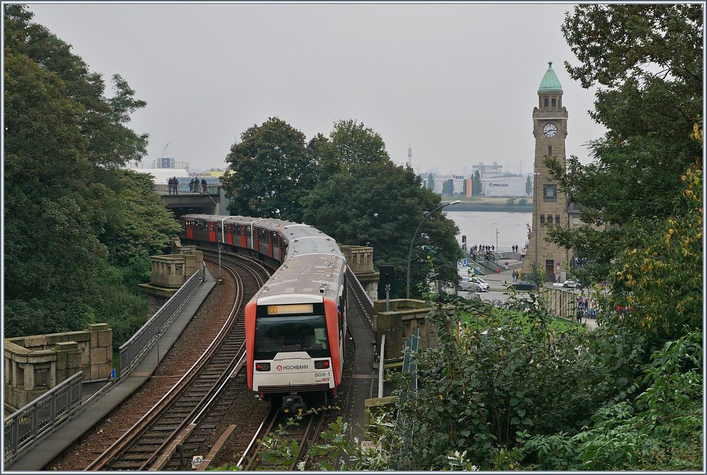 A Hamburger Hochbahn train near the Landungsbrücken.
30.09.2017
