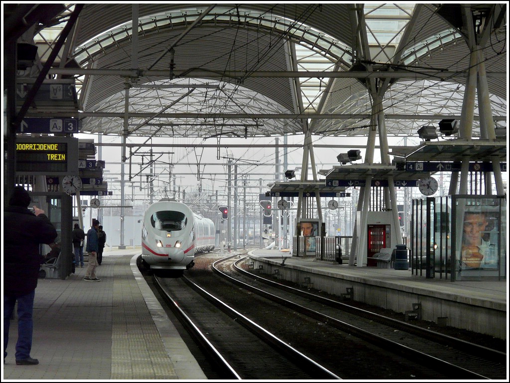 A ICE 3 unit is running through the station of Leuven on March 9th, 2008. 