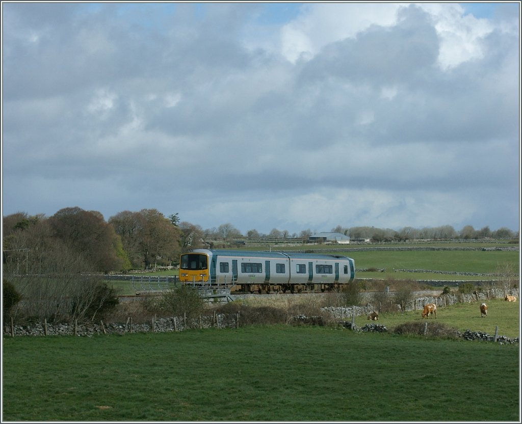 A Irish local Train on the way from Galway to Limerick by Ardrahn.
21.04.2013